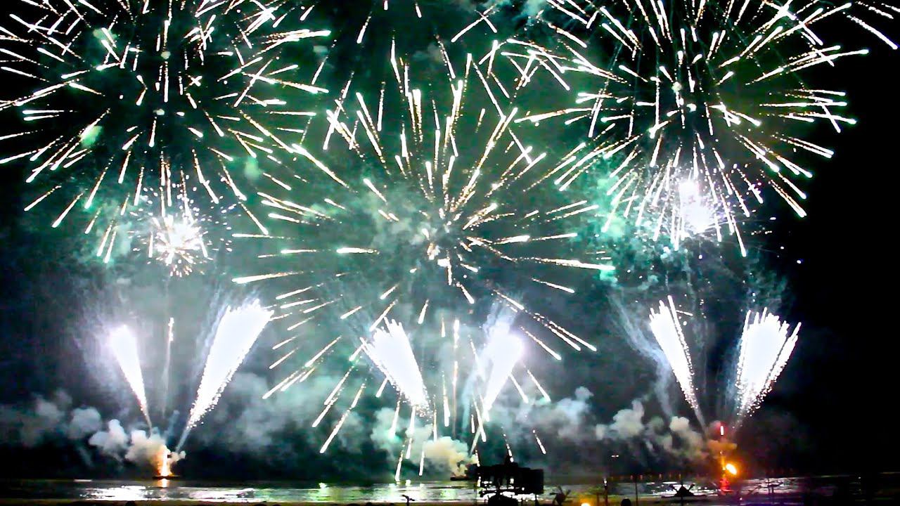 Музыкальный фейерверк с воды под музыку Hanz Zimmer "Пираты карибского моря" смотреть онлайн