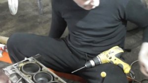 как выкрутить сломанный болт из блока двигателя методом разрушение