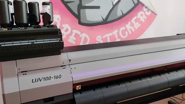 УФ рулонный широкоформатный принтер Mimaki UJV100-160 с белыми чернилами LUS-210 смотреть онлайн