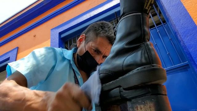 OLD DR. MARTENS BLACK LEATHER COMBAT BOOTS | Street Shoe Shine by El Buki Tomas ?? Mexico City ASMR смотреть онлайн
