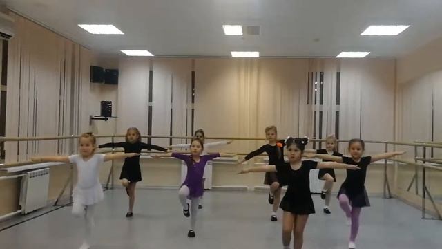 #ритмысевера #детскийтанец #разминка Ритмика. Возраст 5-6 лет смотреть онлайн