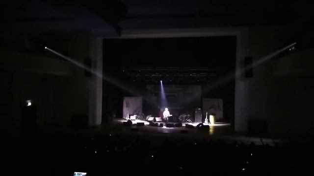 В твоём парадном темно