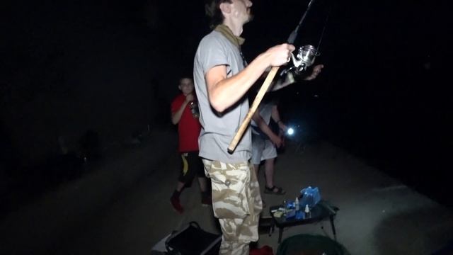 Сомы и судаки атакуют.Ночная рыбалка на набережной. смотреть онлайн