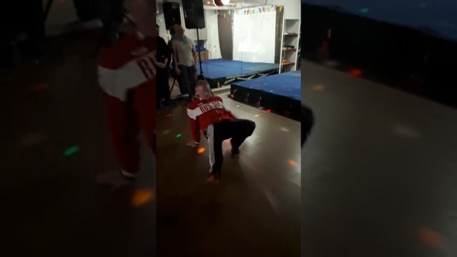 Брейк данс, bboy toxa 80 ,Спорт зал Лотос день рожденья клуба? смотреть онлайн