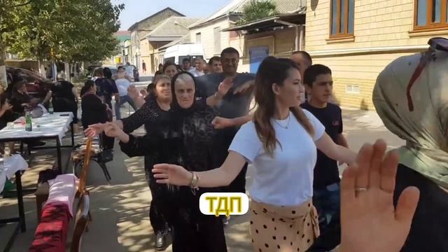 Народный традиционный дагестанский танец Группа танцующих в сопровождении красивой музыки и песни смотреть онлайн