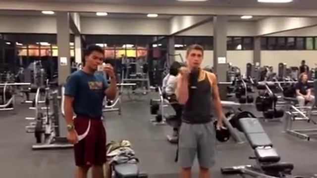 Сгибание гантелей на бицепс смотреть онлайн