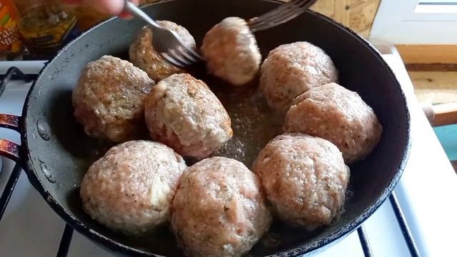 Рецепт тефтелей в сметанно- грибном соусе. Очень вкусное и сытное блюдо смотреть онлайн