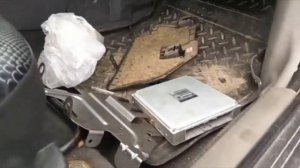 Демонтаж электронного блока управления двигателем