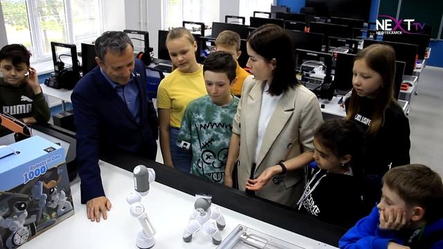Полилингвальной школе подарили “умных роботов”. смотреть онлайн