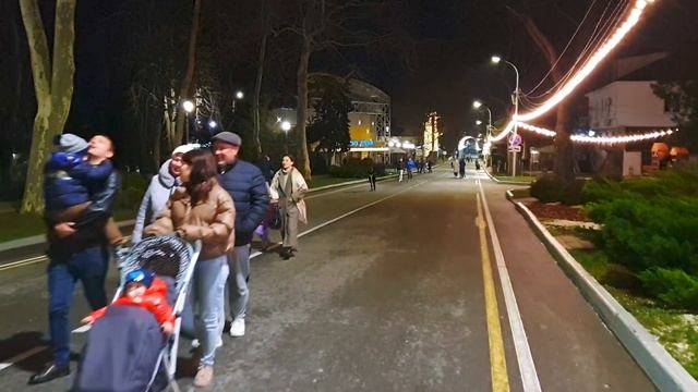 #АНАПА ВЕЧЕРНЯЯ ПРОГУЛКА ПО ЦЕНТРУ 06.02.2022. ЧЕГО ЖДАТЬ ЛЕТОМ? ЛИВНИ, КЛИМАТ И МЭР. смотреть онлайн