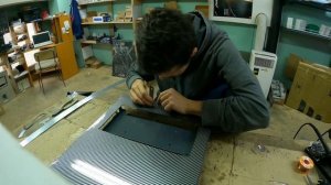 Клеим карбоновую пленку на дверь