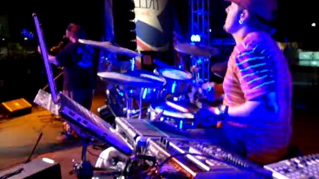 Roland TD-20X V-Drums Live featuring Dave Raheb performing "Sweet Home Alabama" смотреть онлайн