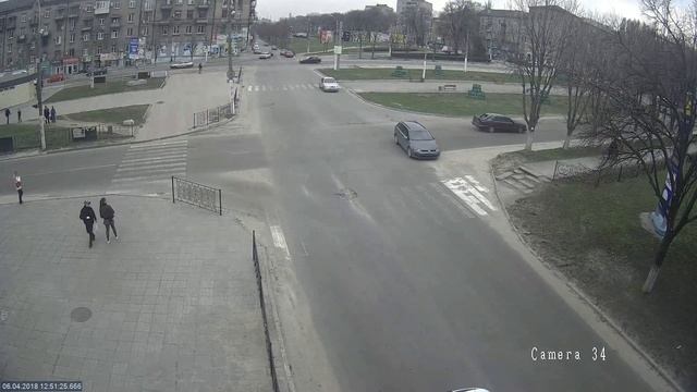 06 04.18 Время 12.51. Перекресток Свободы и Аношкина. Гольф догнал Скорпио смотреть онлайн