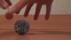 Как из резинок для плетения сделать мячик-попрыгунчик? Легко!