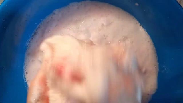 мыление клубничного мыла Моя цена🍓 таппинг, царапки, мыление в розовой пене, с губкой🧼 / asmr soap смотреть онлайн