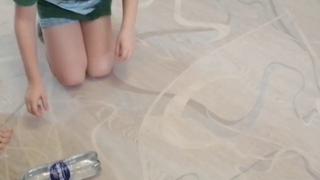 Удаление молочного зуба бутылкой. смотреть онлайн