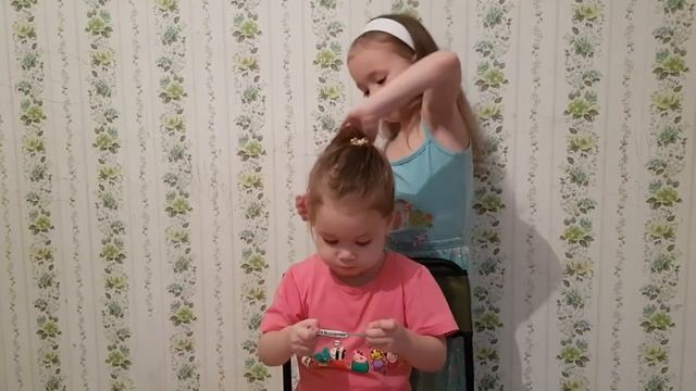 Миланка делает прическу сестренке Лизе смотреть онлайн