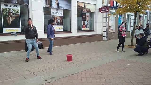 "Седая ночь" - поют эквадорец и кубинец в Бобруйске смотреть онлайн