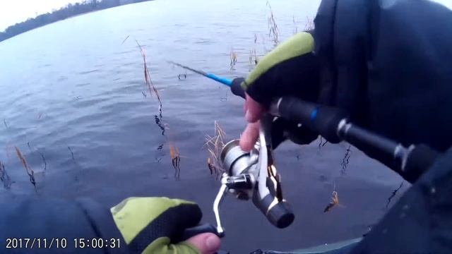 Закрытие сезона в ноябре, снятие лодки с воды. Вуокса ноябрь 2017 смотреть онлайн