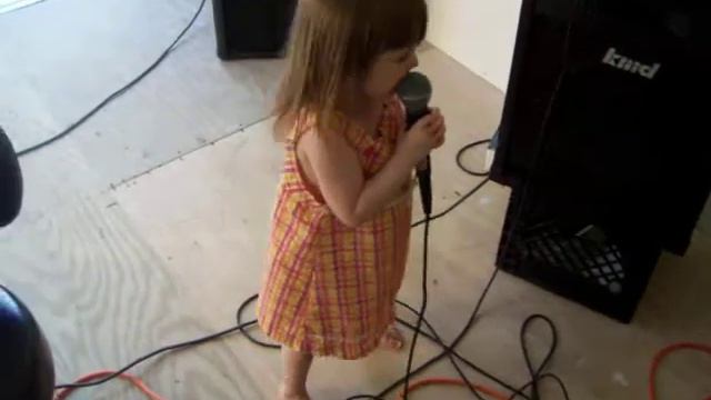 29 month old Charlize singing "I HATE MYSELF FOR LOVING YOU" смотреть онлайн