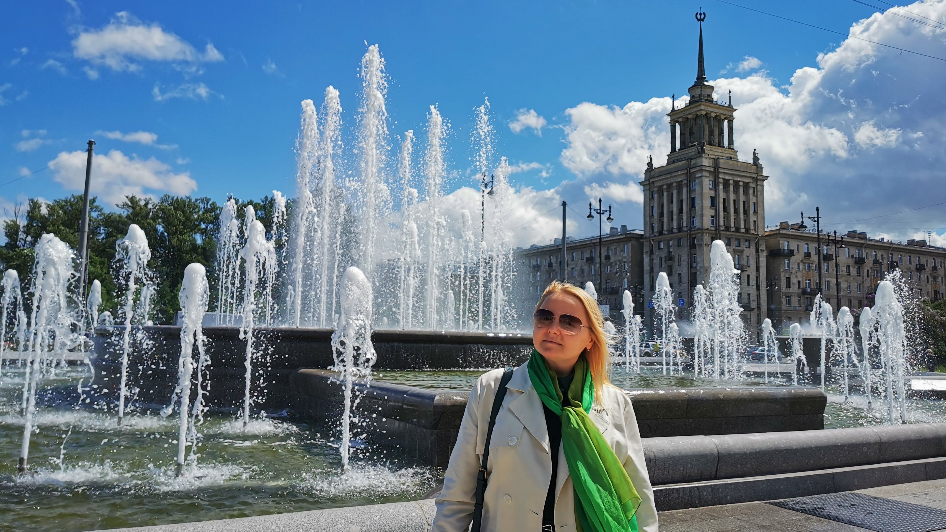 «Чаша знаний» из 189 струй. Фонтан возле Российской национальной библиотеки. Санкт-Петербург смотреть онлайн