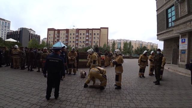 Вертикальный забег - одно из обычных занятий столичных пожарных. смотреть онлайн