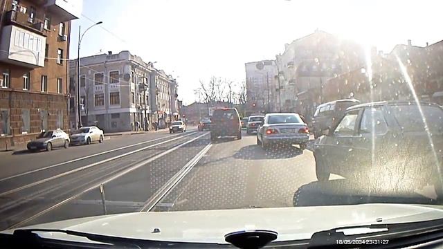 Пересечение двойной сплошной автомобилем ГАИ смотреть онлайн