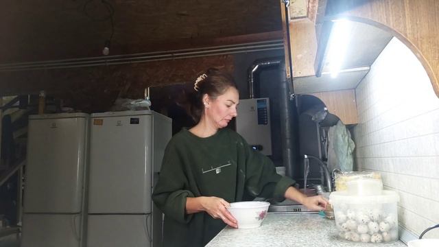 Бегом натаскала воды козам.Какая то она дурацкая.Режу перепелов.Мариную.В молодости и сейчас смотреть онлайн