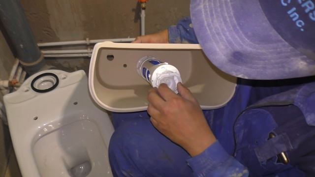 Установка унитаза на силикон. Не знал, что так можно)) смотреть онлайн