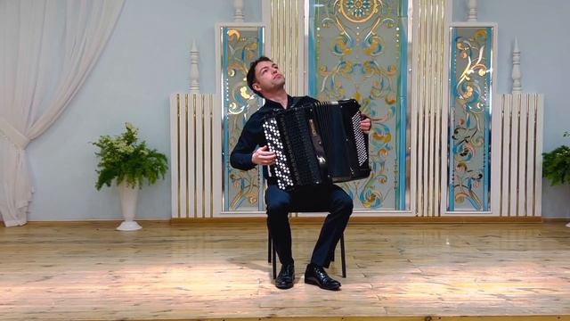 Виртуоз-баянист Иосиф Пуриц исполняет композицию Бэлы Бартока «Шесть румынских танцев» смотреть онлайн