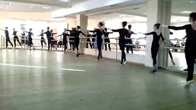 Упражнения у станка. Grand battement. смотреть онлайн