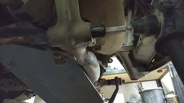 Выбиваем болт нижнего рычага нива, нива шевроле смотреть онлайн