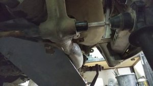 Выбиваем болт нижнего рычага нива, нива шевроле