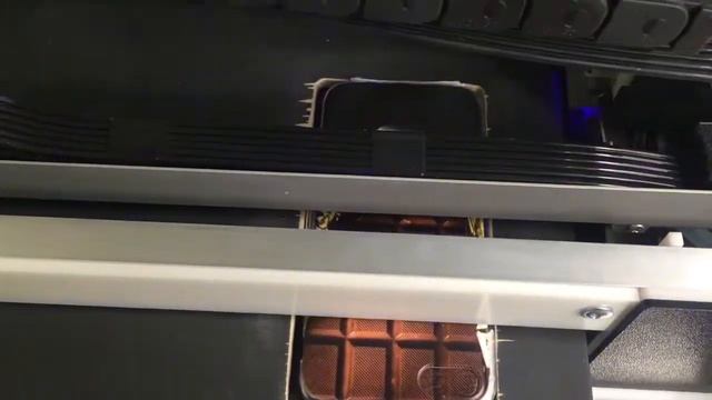 Процесс нанесения печати на чехлы для телефонов на УФ принтере смотреть онлайн