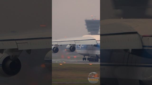 Самый большой в мире грузовой самолёт Ан-124. Посадка крупным планом в Москве.?✈️ #shorts смотреть онлайн