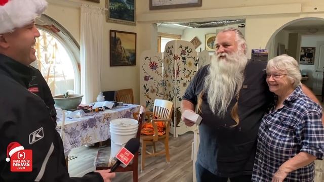 Santa and Mrs. Claus stunned with gifts from a real Secret Santa смотреть онлайн