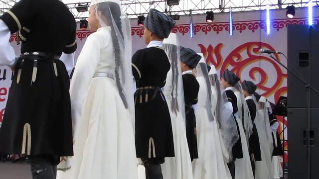 Дни Северной Осетии-Алании в Красноярске. Танцуют маленькие джигиты смотреть онлайн