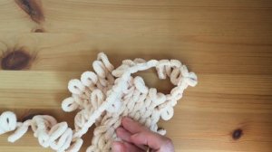 Вязаная повязка на голову с перехлестом без спиц и крючка за 15 минут из пряжи Ализе Пуффи Файн