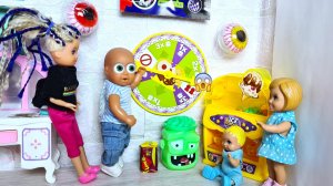 КОНФЕТНАЯ РУЛЕТКА?? Катя И Макс ВЕСЕЛАЯ СЕМЕЙКА! Смешные куклы БАРБИ истории ДАРИНЕЛКА тв