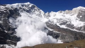 Сход лавины в Гималаях