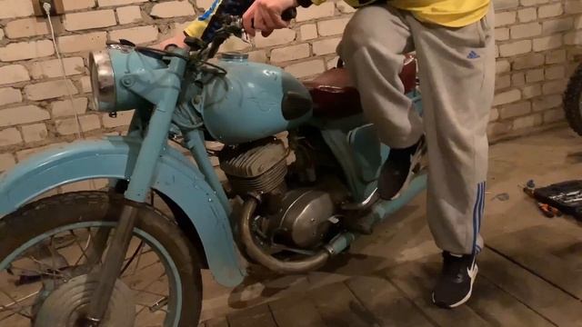РАРИТЕТНЫЙ МОТОЦИКЛ СПУСТЯ 30 лет отстоя снова живой/ИЖ-Планета 2/1964-1971г. смотреть онлайн