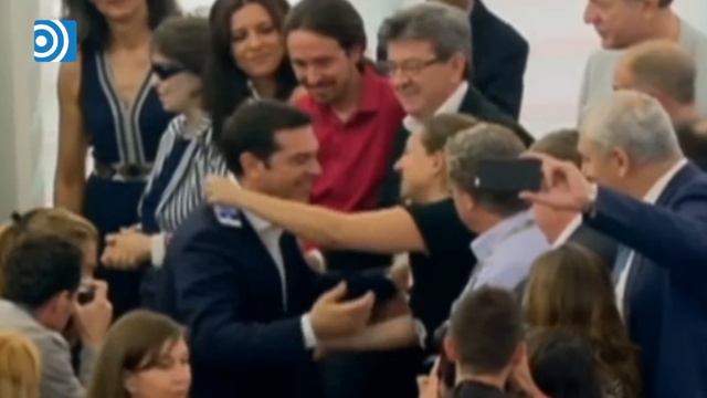 Alexis Tsipras le hace 'la cobra' a Pablo Iglesias en el Parlamento Europeo смотреть онлайн