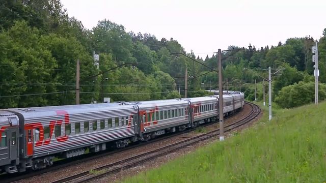 Умирающий двухсистемный электровоз ЭП10-004 срывает график поезда №232М Ейск — Москва смотреть онлайн