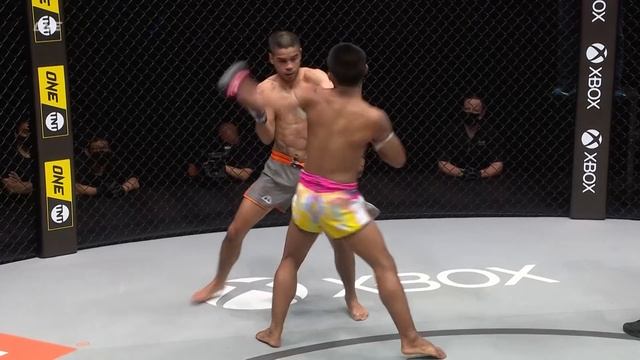WHAT. A. WAR. ?? Rodtang Jitmuangnon vs. Danial Williams смотреть онлайн