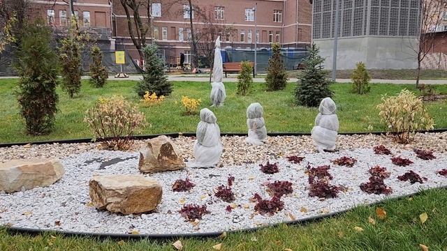 Москва. Симпатичная лужайка на улице Академика Петровского. Ноябрь 2022 года. смотреть онлайн