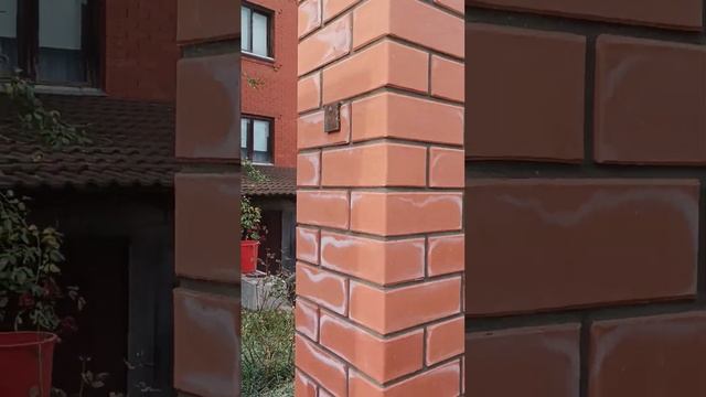 Забор из кирпича 1.5 завершил, обзор