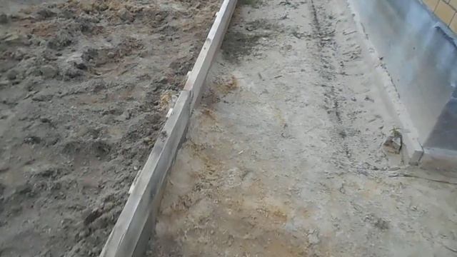 подготовка отмостки для гаража и подливка основания под входную группу