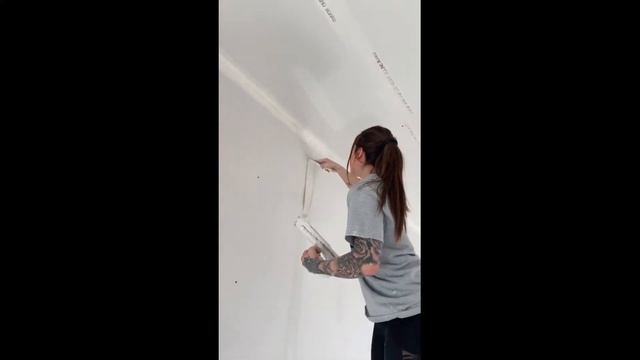 Маляр-штукатур на ходулях работает смотреть онлайн