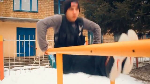 Workout. Отжимания с уголком на брусьях +14 кг смотреть онлайн