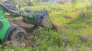 Мини-погрузчик Avant.  Снятие верхнего слоя грунта и выравнивание участка